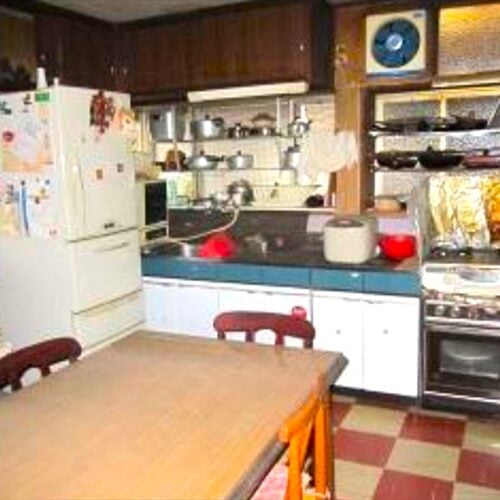 岡山県津山市の物件のキッチン。テーブルを置いて食事をとることも可能。
