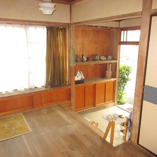 岩手県遠野市の物件の玄関。廊下が広く、近所の人とのおしゃべりもできます