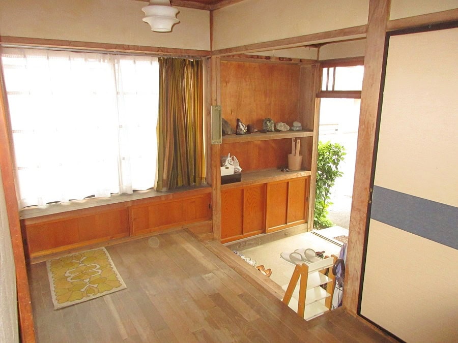 岩手県遠野市の物件の玄関。廊下が広く、近所の人とのおしゃべりもできます