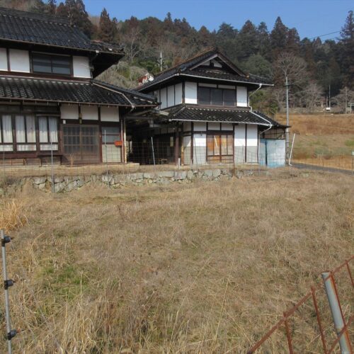 広島県三次市の物件。母屋に隣接して菜園スペースがある。