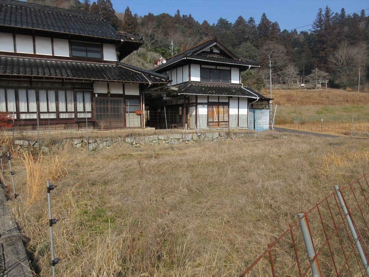 広島県三次市の物件。母屋に隣接して菜園スペースがある。