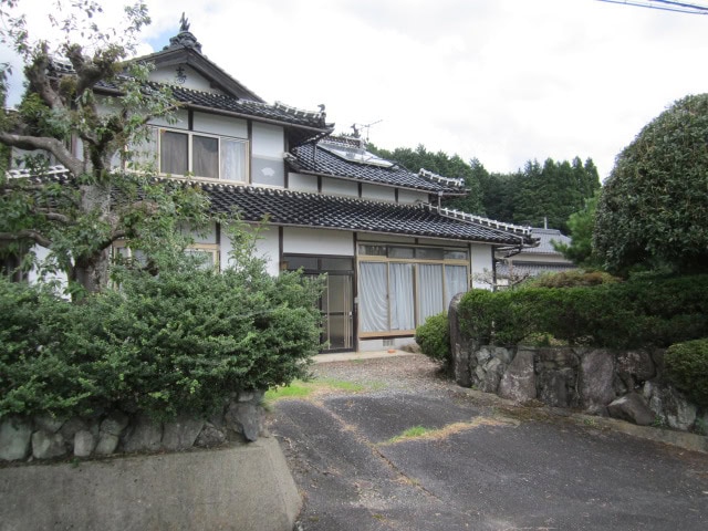 岡山県津山市の物件。エントランスから堂々たる趣が伝わってくる。