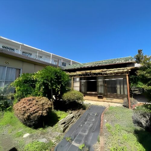 長野県駒ヶ根市の物件の外観。向かって左側にあるのが増築部分です