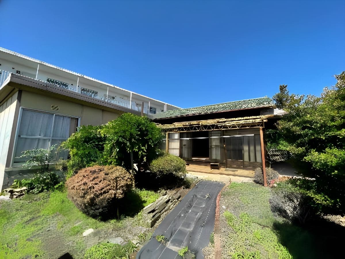 長野県駒ケ根市の物件の外観。向かって左側にあるのが増築部分です