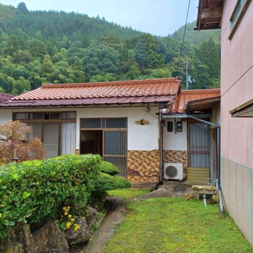 目の前にドラッグストアがあり、保育園や学校も近い平屋【島根県雲南市】出雲神話の舞台でのどかな里山暮らし