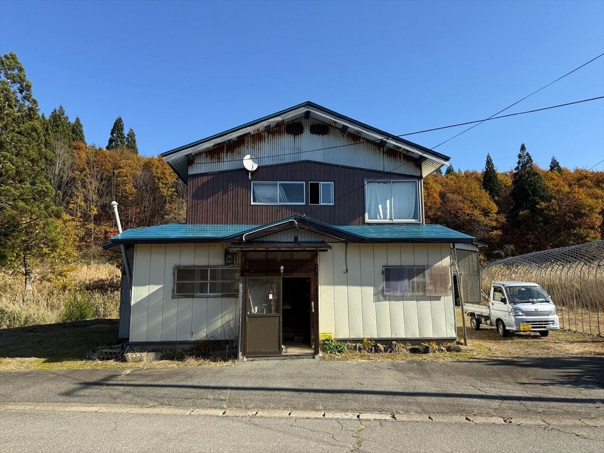 秋田県羽後町の物件の外観。周囲はのどかな環境。