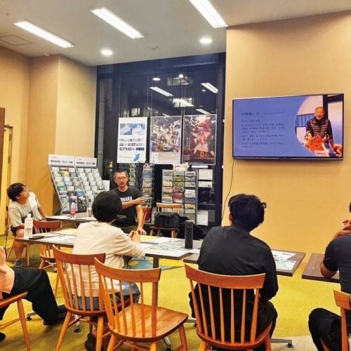 宮城県栗原市の「東京くりはらオフィス」での夜カフェの様子。ゲストスピーカーが栗原市の魅力を伝えた