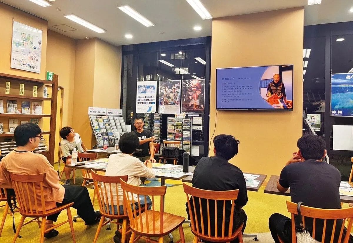 宮城県栗原市の「東京くりはらオフィス」での夜カフェの様子。ゲストスピーカーが栗原市の魅力を伝えた