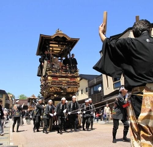 富山県南砺市は歴史を感じる街並みも魅力。国指定重要無形民俗文化財「城端曳山祭（じょうはなひきやままつり）」は300年の伝統を誇る。