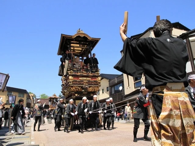 富山県南砺市は歴史を感じる街並みも魅力。国指定重要無形民俗文化財「城端曳山祭（じょうはなひきやままつり）」は300年の伝統を誇る。