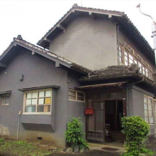 岩手県遠野市の物件の外観。宮守町の中心部に立つ二階建て