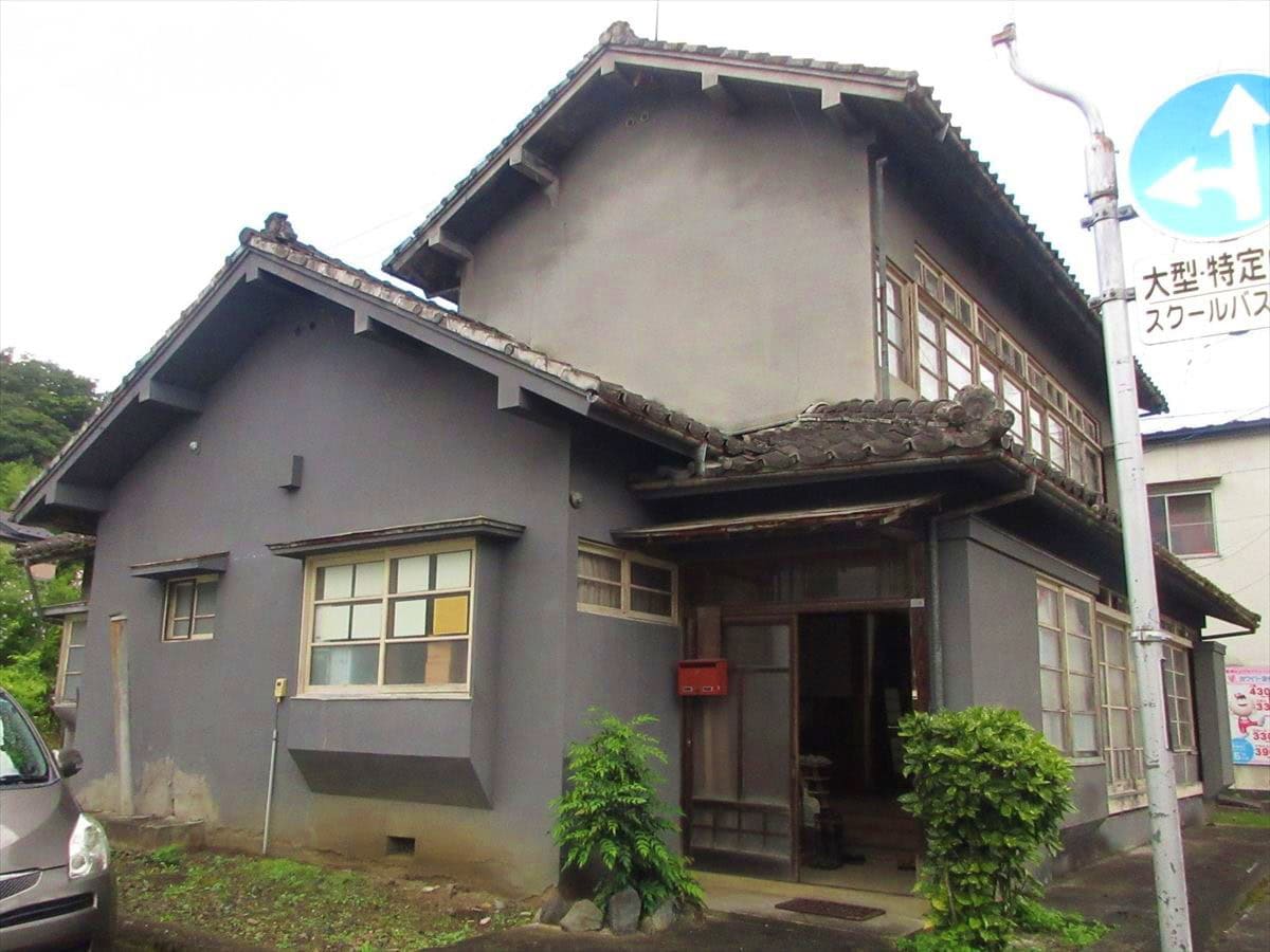 岩手県遠野市の物件の外観。宮守町の中心部に立つ二階建て