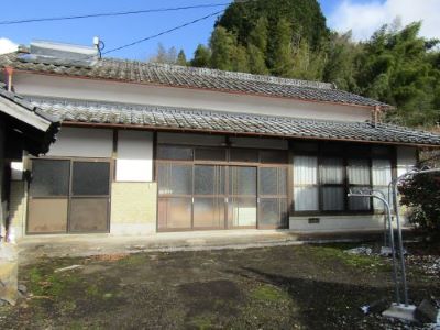 大分県杵築市の物件の外観。部屋数十分の平屋。