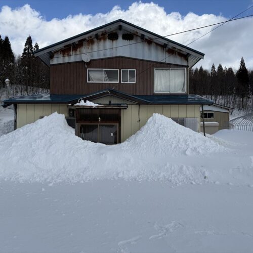秋田県羽後町の物件。冬にはこれぐらいの雪が積もる