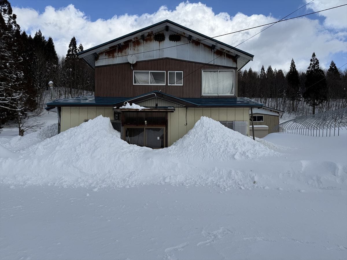 秋田県羽後町の物件。冬にはこれぐらいの雪が積もる