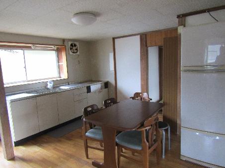 大分県杵築市の物件のキッチン。収納も多く、使いやすそう。