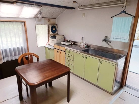 島根県雲南市の物件のキッチン。設備はやや古いものの使用可能