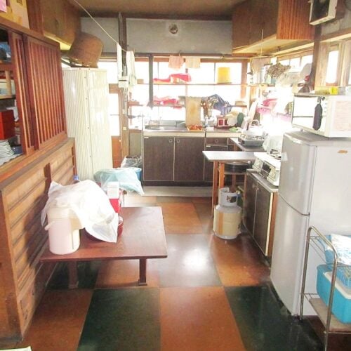 岩手県遠野市の物件の台所。二面に窓があり、明るく気持ちいい空間です