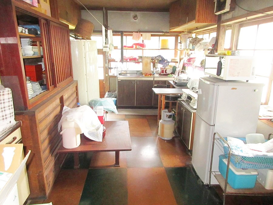 岩手県遠野市の物件の台所。二面に窓があり、明るく気持ちいい空間です