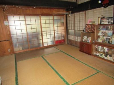 大分県杵築市の物件の和室。引き戸から差し込む光が優しい。
