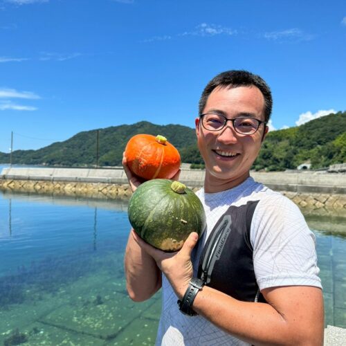 榮大吾さん。1988年生まれ、東京都出身。2018年、29歳で銀行を退職し、山口県・周防大島へ夫婦で移住。「一生楽しく働いて生きていく」をテーマに、ひじき漁、畑仕事などの漁業・農業を中心として、Web・動画制作、講演など、多面的な生業を展開中。SNSやVoisyでは、田舎暮らしのリアルとその可能性を発信している。妻と、2025年3月に生まれた息子との3人暮らし。