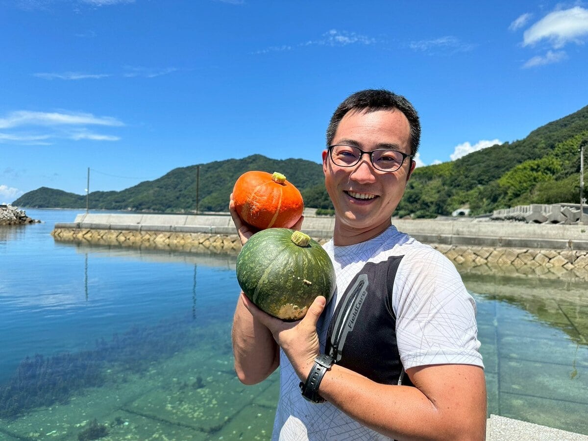 榮大吾さん。1988年生まれ、東京都出身。2018年、29歳で銀行を退職し、山口県・周防大島へ夫婦で移住。「一生楽しく働いて生きていく」をテーマに、ひじき漁、畑仕事などの漁業・農業を中心として、Web・動画制作、講演など、多面的な生業を展開中。SNSやVoisyでは、田舎暮らしのリアルとその可能性を発信している。妻と、2025年3月に生まれた息子との3人暮らし。