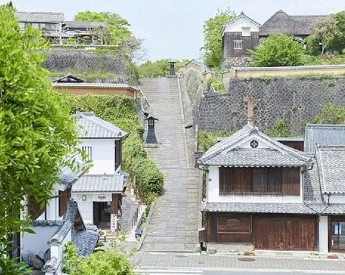 大分県杵築市の杵築城の城下町。石畳の坂道が情緒的。