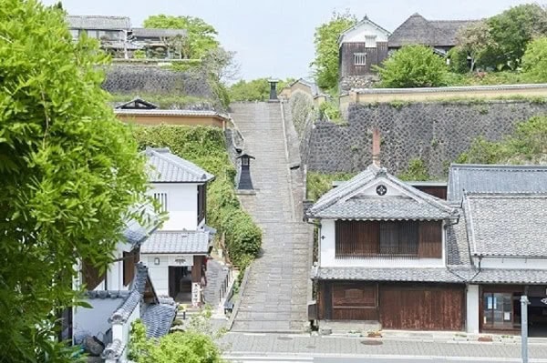 大分県杵築市の杵築の城下町。石畳の坂道が情緒的。