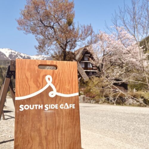 看板は清水さんが制作した。白川郷では看板を掲げるのにも保存会の申請や会議が必要だ／「SOUTH SIDE CAFE」岐阜県白川村