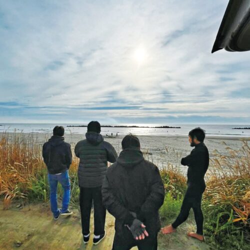 「これまでサーフィン仲間や地域の人たちに助けられてきた」と那須さん／愛知県田原市