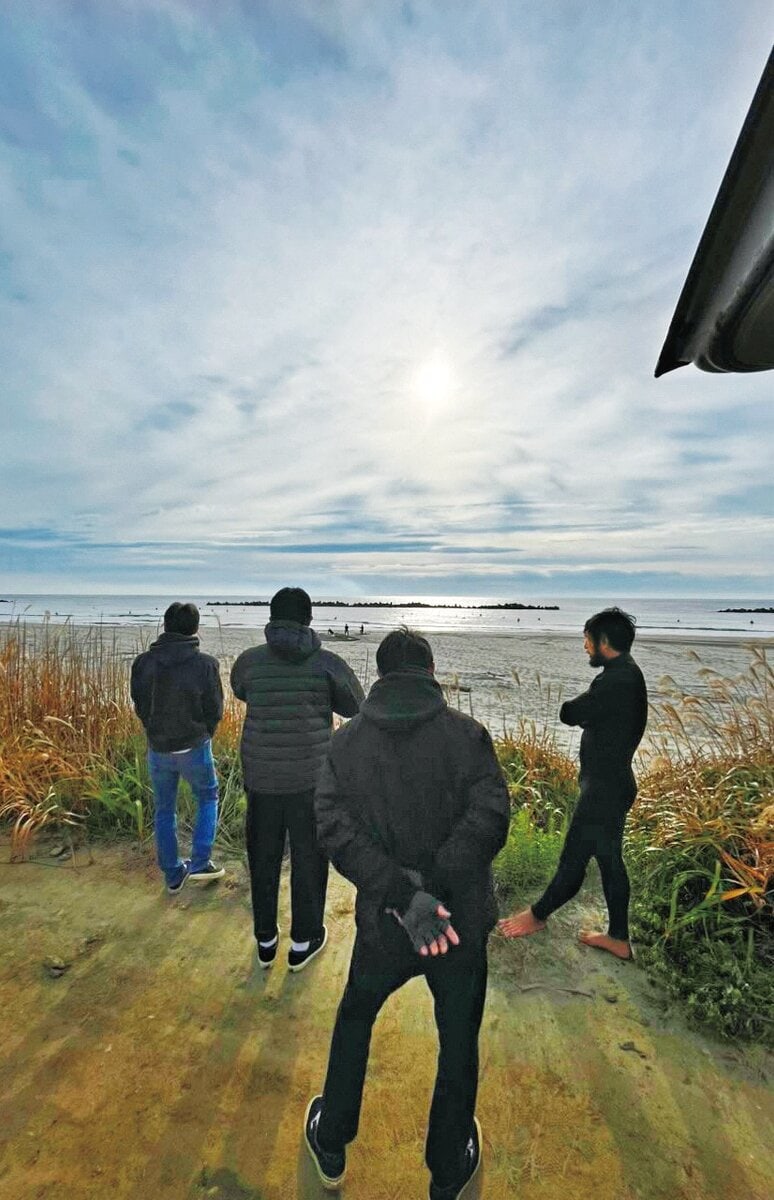 「これまでサーフィン仲間や地域の人たちに助けられてきた」と那須さん／愛知県田原市
