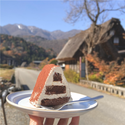 合掌造りの形をしたティラミス（1カット700円）、カフェラテ（600円）が人気／「SOUTH SIDE CAFE」岐阜県白川村