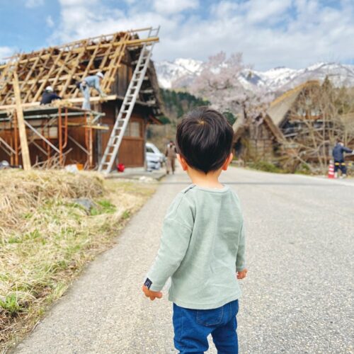 村内の職人に依頼して屋根の葺き替えをした。職人が少ないため、葺き替えの順番が回ってきたのは開業して半年後。改修費用は補助金を活用し、足りない分は貯金で賄った。／「SOUTH SIDE CAFE」岐阜県白川村