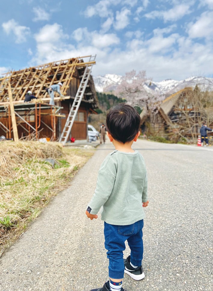 村内の職人に依頼して屋根の葺き替えをした。職人が少ないため、葺き替えの順番が回ってきたのは開業して半年後。改修費用は補助金を活用し、足りない分は貯金で賄った。／「SOUTH SIDE CAFE」岐阜県白川村