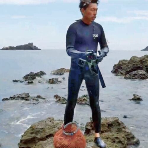 条件をクリアし、念願の漁業権も無事に取ることができた。夏は集落のみんなと海に潜る。／「farm1987」静岡県下田市