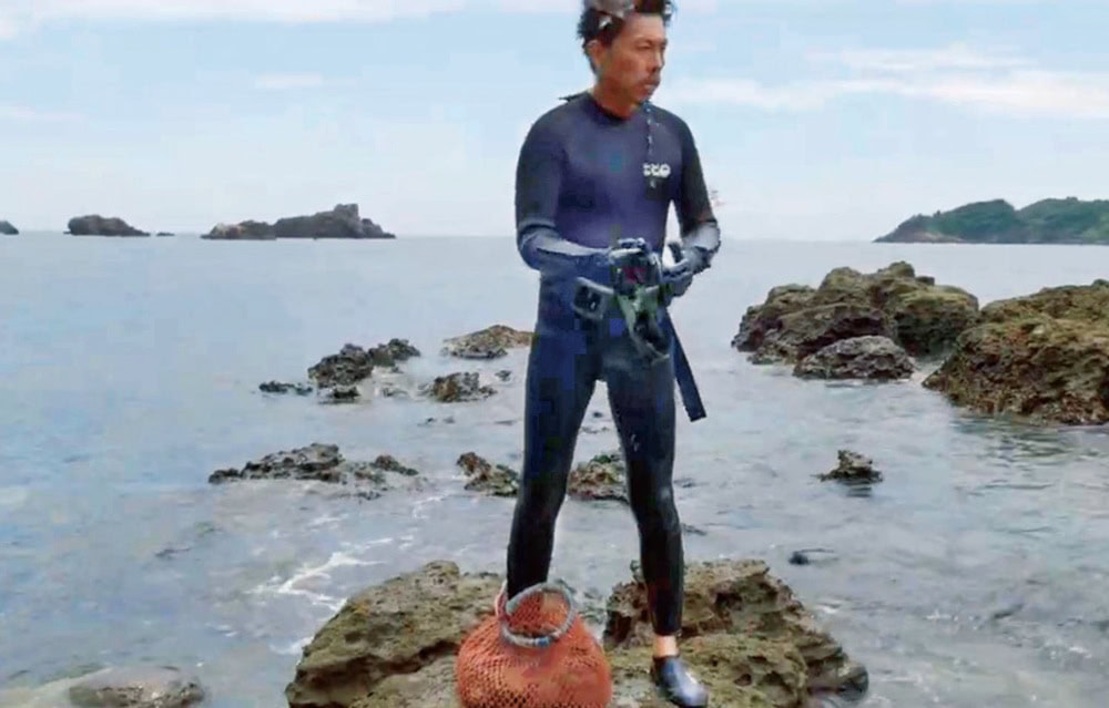 条件をクリアし、念願の漁業権も無事に取ることができた。夏は集落のみんなと海に潜る。／「farm1987」静岡県下田市