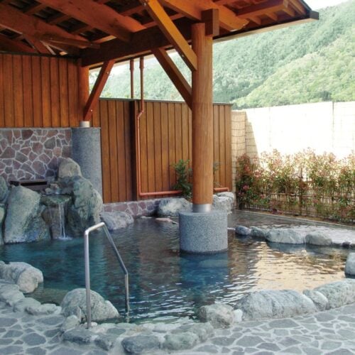 大白川温泉「しらみずの湯」は、源泉か け流しのお湯でからだが温まる。／岐阜県白川村