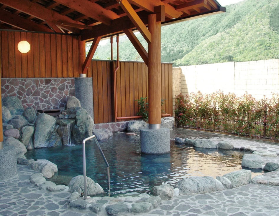 大白川温泉「しらみずの湯」は、源泉か
け流しのお湯でからだが温まる。／岐阜県白川村