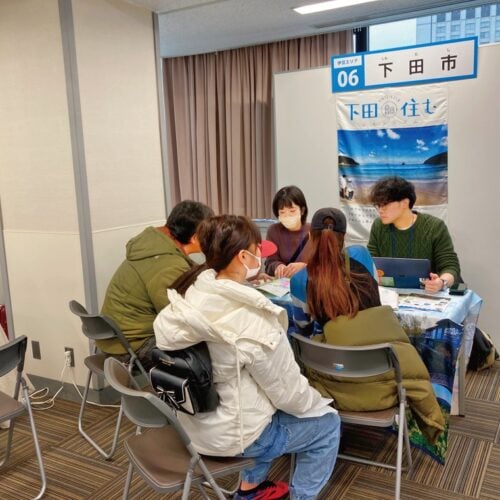首都圏などの移住フェアにも出展。オンライン移住相談にも対応している。／静岡県下田市