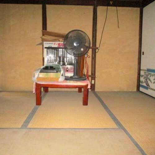岡山県備前市の物件の和室。ガラスの引き戸は昔の趣がある。