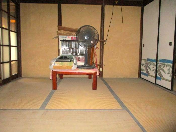 岡山県備前市の物件の和室。ガラスの引き戸は昔の趣がある。