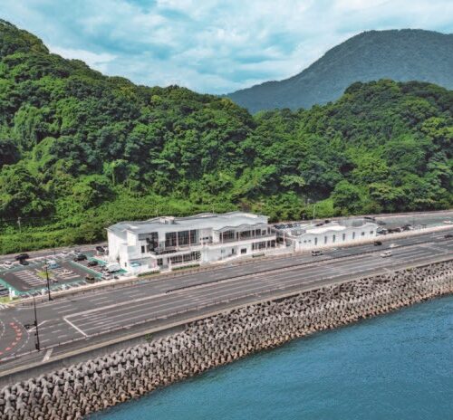 道の駅 たのうらら（大分県大分市）は海沿いの景観に合った白亜の建物が特徴。
