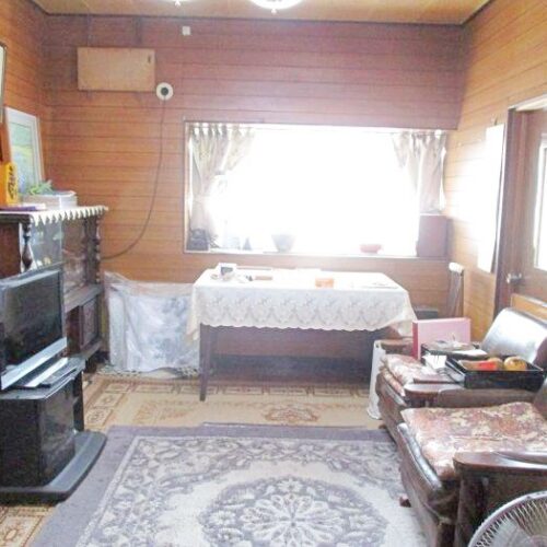 岡山県備前市の物件の洋室。リビングというより、応接室のような雰囲気です