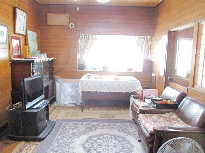 岡山県備前市の物件の洋室。リビングというより、応接室のような雰囲気です