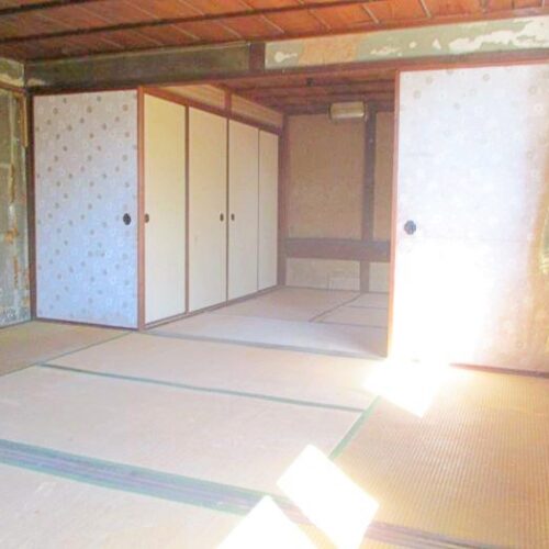 岡山県備前市の物件の2階の和室。襖などは傷みが見られます