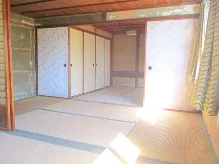 岡山県備前市の物件の2階の和室。襖などは傷みが見られます