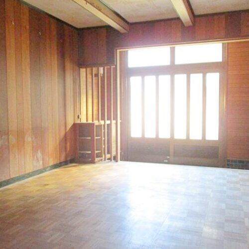 岡山県備前市の物件の玄関。入ってすぐが洋間となっています