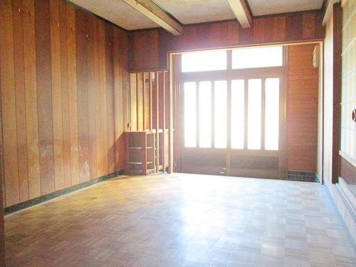 岡山県備前市の物件の玄関。入ってすぐが洋間となっています