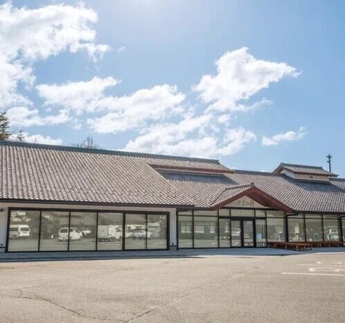 兵庫県佐用町。「味わいの里 三日月」の特産品直売所では、地元産の野菜や加工品が購入できる。