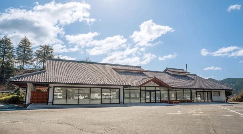 兵庫県佐用町。「味わいの里 三日月」の特産品直売所では、地元産の野菜や加工品が購入できる。